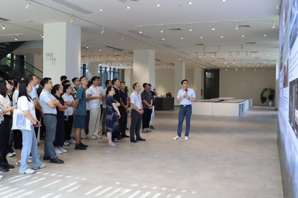 省高校新材料领域骨干教师技能提升培训班学员，实地考察赫曦算力中心！