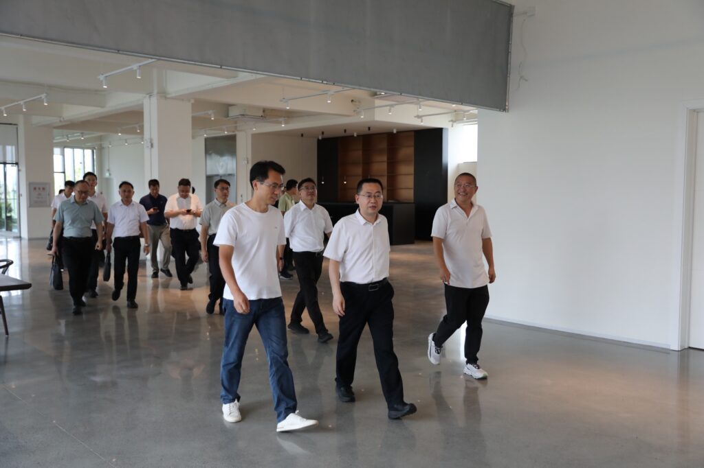 广东省清远市市长陈金銮等领导一行参观考察赫曦原子智算中心